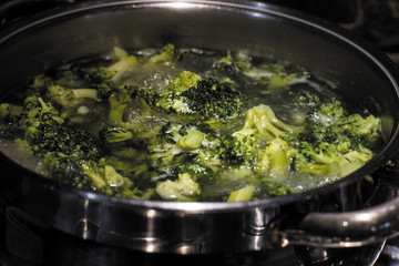 Cottura dei broccoli in pentola d'acciaio inox