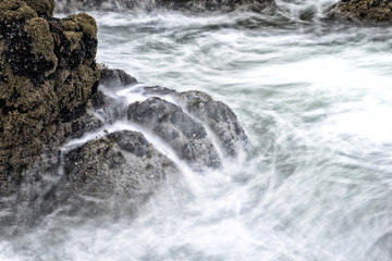 Meer, Brandung und Felsen