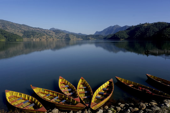 Le lac de Begnas avec ses barque en bois au Nepal