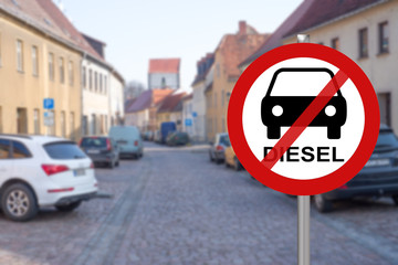 Fahrverbot / Stoppschild für Dieselautos in einer Stadt