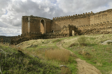 Fototapeta na wymiar reportaje de la ruta de los castillos por la provincia de toledo, castillo de San Martin de montalban.