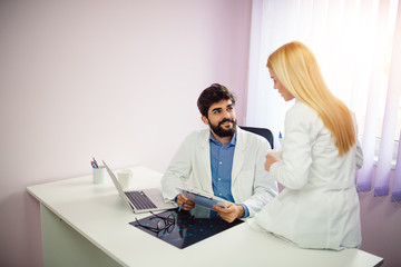 Obraz premium Two doctors discussing about patient report in ward at hospital.