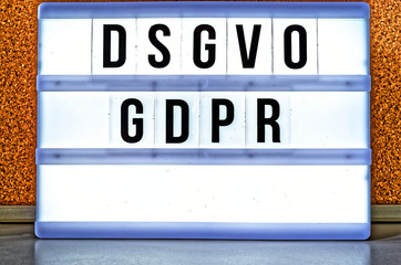 Leuchttafel mit der Aufschrift DSGVO und GDPR(Datenschutzgrundverordnung) in englisch GDPR (General Data Protection Regulation) 