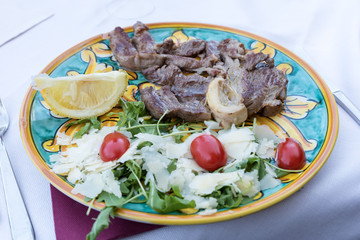 Steak with lemon and rucola