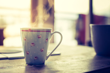 Dampfende Teetasse am Morgen
