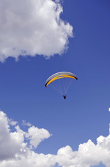gleitschirmflieger über den alpen