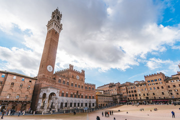 Obraz premium View of the magnificent square of the field with the famous tower called Mangia.