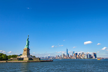 Statue of Liberty and New York’s Manhattan cityscape seen from Hudson River © Harry Green