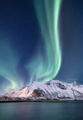 Fotobehang Noordelijk licht onder bergen. Prachtig natuurlandschap in Noorwegen © biletskiyevgeniy.com