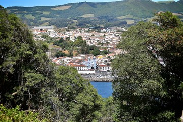 Vista do Monte Brasil sobre o centro histórico de Angra do Heroísmo.