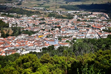Vista do Monte Brasil sobre o centro histórico de Angra do Heroísmo.