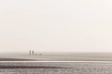 Fototapeten Paare, die ihre Hunde am Strand Plage de la Sirène Cap Gris Nez . spazieren gehen © Sebastian