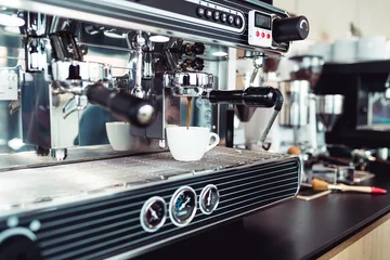 Tableau sur aluminium  Espresso pouring from coffee machine into coffee cup.  © hedgehog94