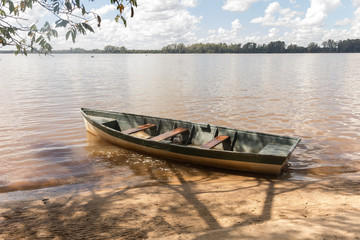 Bote amarrado a orilla del río