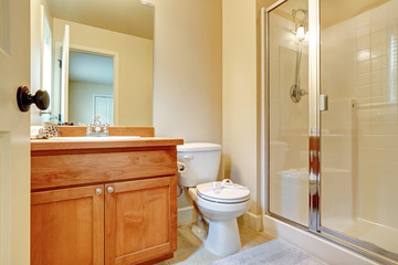 Open door to an en suite bathroom