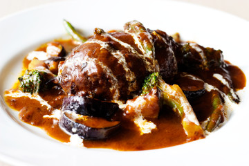 日本の洋食、レストランの野菜煮込みハンバーグの料理写真