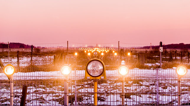 Landebefeuerung in der Einflugschneise einer Landebahn am Flughafen