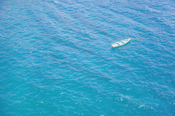 Ruderboot im blauen Meer