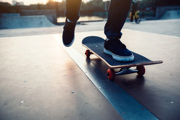 Fototapeta premium skateboarder legs skateboarding on skatepark