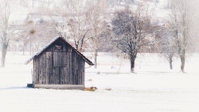 Einsame Scheune in Winterlandschaft