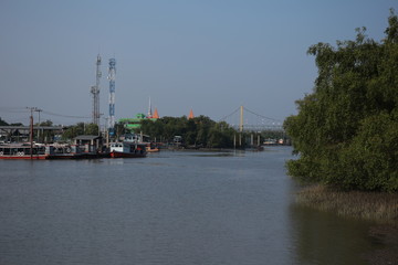 Fototapeta na wymiar 川に浮かぶボート　タイ　サムットプラカーン