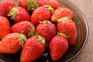 新鮮なイチゴと茶色い背景