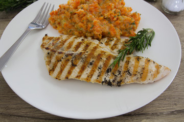 escalope de poulet et purée de carottes