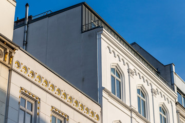 Historische Fassade in der Hambuger Innenstadt bei strahlend blauem Himmel