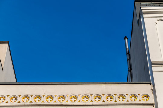 Historische Fassade in der Hambuger Innenstadt bei strahlend blauem Himmel