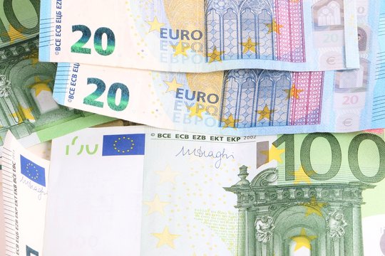 verschiedene euroscheine liegen auf einem haufen