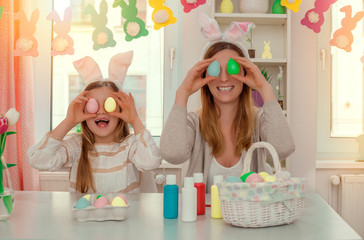 Fototapeta premium Mutter und Tochter zu Ostern