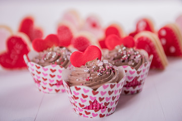 Obraz na płótnie Canvas valentine wedding cupcakes heart and sprinkles 