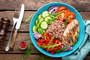 Grilled chicken breast. Fried chicken fillet and fresh vegetable salad of tomatoes, cucumbers, pepper, lettuce and arugula leaves. Chicken meat with salad. Healthy food