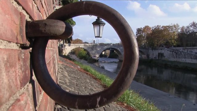 Roma, Italia. Autunno. Fiume Tevere, Ponte Cestio visto attraverso un anello di ormeggio. 