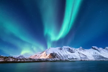 Küchenrückwand glas motiv Nordlichter Nordlicht unter Bergen. Schöne Naturlandschaft in Norwegen