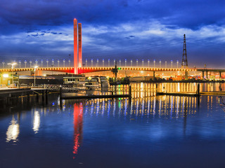 Me Bolt Bridge Red