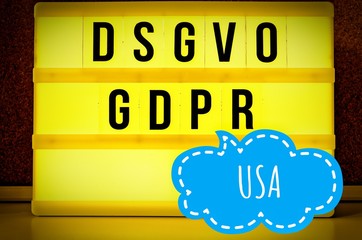 Leuchttafel mit der Aufschrift DSGVO und GDPR(Datenschutzgrundverordnung) gelb in englisch GDPR (General Data Protection Regulation) und der Aufschrift USA