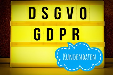 Leuchttafel mit der Aufschrift DSGVO und GDPR(Datenschutzgrundverordnung) gelb in englisch GDPR...