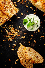 brot mit kräuterdip