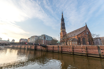 Obraz premium Kirche Sankt Katharinen in der Speicherstadt in Hamburg