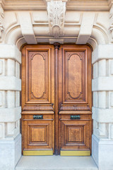 Naklejka premium old parisian style wooden door .