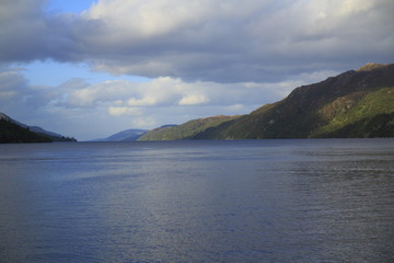 Loch Ness in den Highlands von Schottland bei Fort Augustus mit Bergen im Sommer