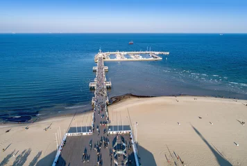 Fototapete Die Ostsee, Sopot, Polen Sopot resort in Poland. Wooden pier (molo) with marina, yachts, beach, walking people, vacation infrastructure and promenade. Aerial view.