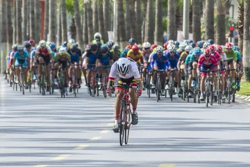 Photo sur Plexiglas Vélo Course cycliste de compétition sur route. Photo flou de mouvement