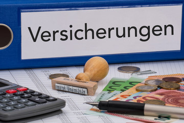 Aktenordner (blau) mit Beschriftung Versicherungen