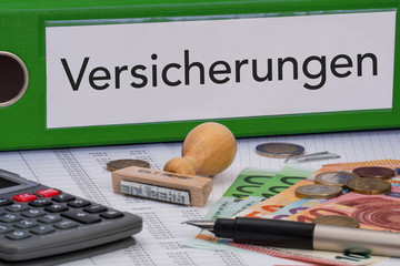 Aktenordner (grün) mit Beschriftung Versicherungen