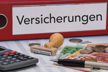 Aktenordner (rot) mit Beschriftung Versicherungen