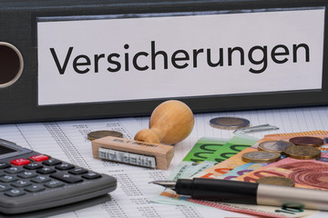 Aktenordner (schwarz) mit Beschriftung Versicherungen