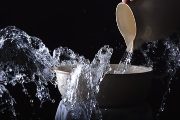 Wasser ergießt sich in eine Schale