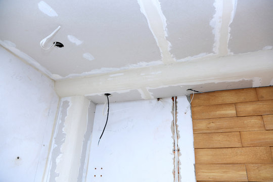 Okablowanie na suficie i ścianie, szpachlowanie płyt gipsowych.